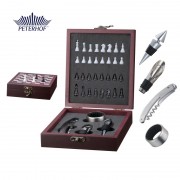Set 4 Accesorii pentru Vin cu Tabla si Piese de sah Peterhof, 37 piese, Lemn